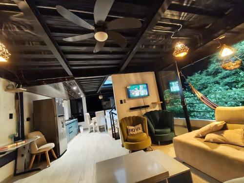 TV a/nebo společenská místnost v ubytování Casa frente al mar en la montaña