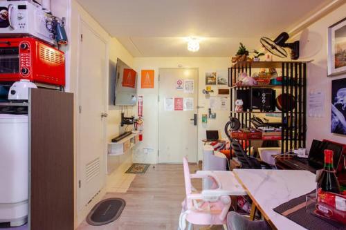 een kamer met een keuken en een eetkamer met een tafel bij Cheapest Staycation at the Metro in Manilla