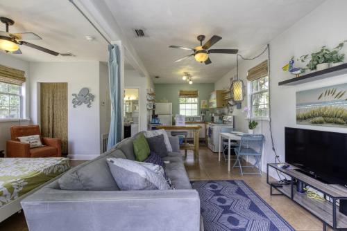 Μια τηλεόραση ή/και κέντρο ψυχαγωγίας στο 1 Bedroom Spanish Bungalow Guest House