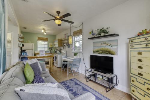 Μια τηλεόραση ή/και κέντρο ψυχαγωγίας στο 1 Bedroom Spanish Bungalow Guest House