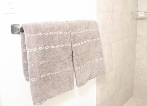 - une serviette suspendue à un porte-serviettes dans la salle de bains dans l'établissement Casa PAMPA, à Liberia