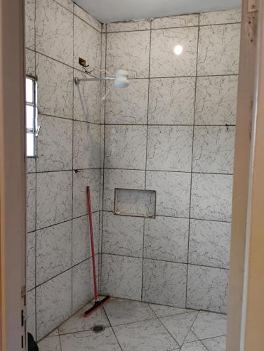 a bathroom with a shower with a mop at lugar do descanso in Juqueri-Mirim