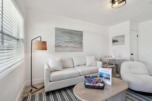 een woonkamer met een bank en een tafel bij Boardwalk John's Pass in St Pete Beach