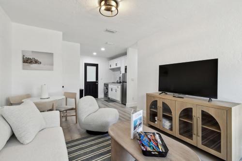 een woonkamer met een bank en een flatscreen-tv bij Boardwalk John's Pass in St Pete Beach