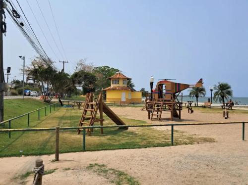 un parc avec une aire de jeux avec un toboggan dans l'établissement Bella casa de praia, à Araruama
