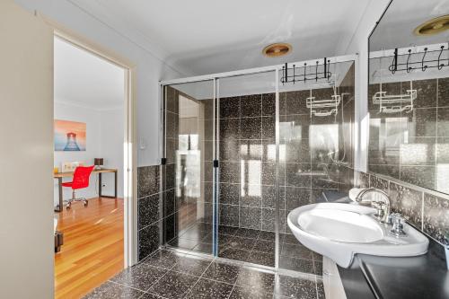 Ένα μπάνιο στο Refined Surfers Paradise Escape with Captivating Night City Views