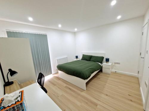 Ένα ή περισσότερα κρεβάτια σε δωμάτιο στο Stylist Nicely Furnished 2BR Apartment in London RM33