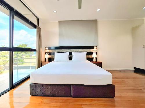 Postel nebo postele na pokoji v ubytování Waterfront Sunset Apartment Nadi