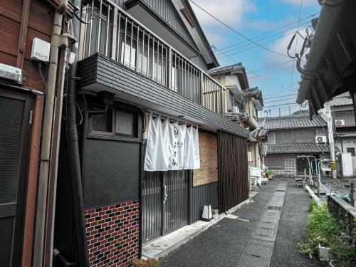 an alley with a building with a curtain on it at 旅館 なおみ in Toba