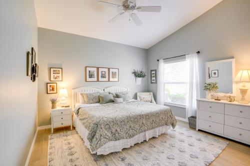 Un dormitorio con una cama y un ventilador de techo. en Fort Myers Vacation Rental with Lanai and Private Pool, en Fort Myers