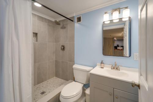 un bagno con wc, lavandino e doccia di Near Sugar Mountain Renovated Condo with Views! a Sugar Mountain