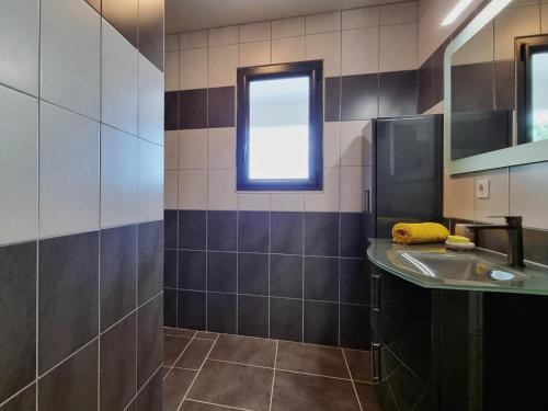 a bathroom with a sink and a window at Panorama in Rieux-Minervois