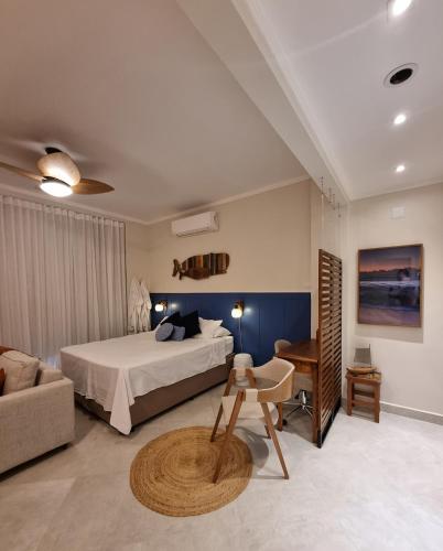a hotel room with a bed and a couch at AptoVistamarArtachoJuradoComRoupaCamaBanho in Santos