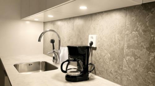 Ένα μπάνιο στο Skyline Premium Suites