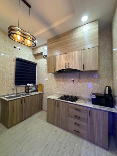 Кухня или мини-кухня в Hideout, Wuye
