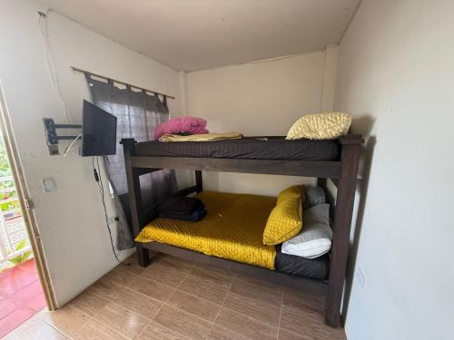 ein Zimmer mit drei Etagenbetten in einem Zimmer in der Unterkunft Finca de Descanso El Ocaso in Sevilla