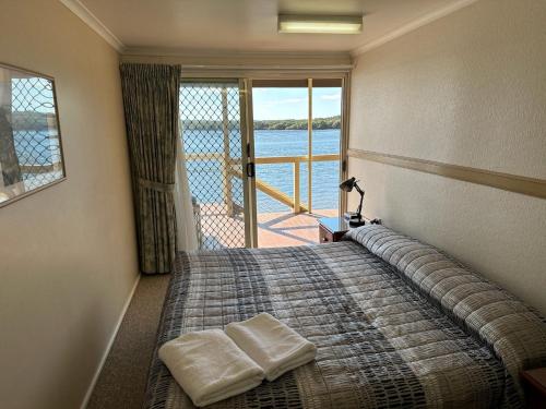 Postel nebo postele na pokoji v ubytování Coral Tree Lodge