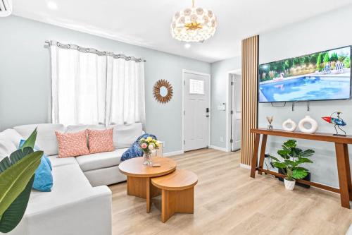 Una televisión o centro de entretenimiento en Family-friendly 2BD 2BA 2 Parkings Honolulu Home