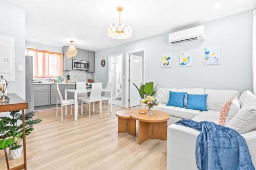 Un lugar para sentarse en Family-friendly 2BD 2BA 2 Parkings Honolulu Home