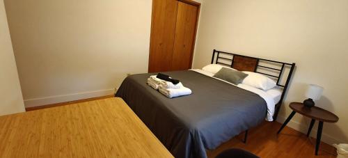 Cette chambre dispose d'un lit avec une table et d'un lit sidx sidx. dans l'établissement Spacious Family Room with Shared Washroom, à Vancouver