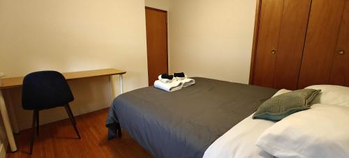 une chambre avec un lit, un bureau et une chaise dans l'établissement Spacious Family Room with Shared Washroom, à Vancouver