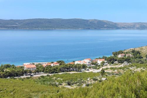 un'isola in mezzo a uno specchio d'acqua di Apartments by the sea Zivogosce - Blato, Makarska - 16083 a Igrane