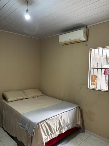 Giường trong phòng chung tại Quarto Confortável