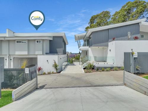 eine Zeichnung eines Hauses mit einem Korkschild darauf in der Unterkunft Modern 4-Bed Townhouse with Water Views in Malua Bay