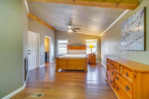 une chambre avec un lit et une commode en bois dans l'établissement Private Dock Grand Lake Family Home, à Eucha