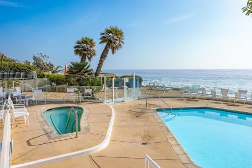 ein Swimmingpool mit dem Meer im Hintergrund in der Unterkunft Aquareve in Malibu Beach