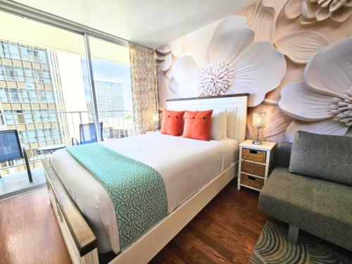 ホノルルにあるMarine Surf 13th Renovated with Small Parking Spaceの大きなベッドとソファのある寝室