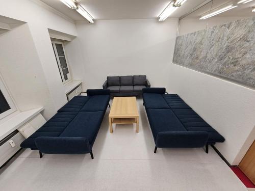 クールにあるPrivate 3-Zimmer Apartment -Private WC, Dusche, Küche-のソファとテーブルが備わる部屋