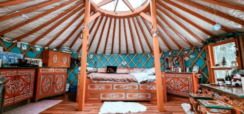 a bedroom with a bed in a yurt at Yourte Voyageuse in Charette