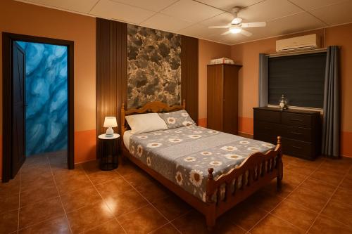 Ένα ή περισσότερα κρεβάτια σε δωμάτιο στο Ethlyn House