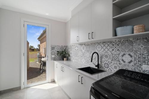 Kuchyň nebo kuchyňský kout v ubytování Kirwans Bridge