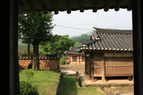 a view from a window of an asian village at Jinrae Lee's Traditional House in Boseong