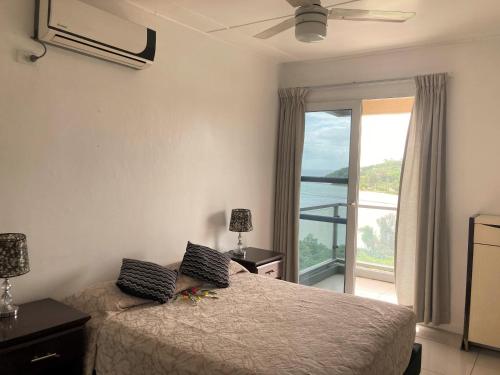 Ένα ή περισσότερα κρεβάτια σε δωμάτιο στο Bayview Apartments