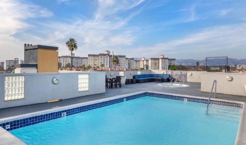 ein Schwimmbad auf dem Dach eines Gebäudes in der Unterkunft Marvelous 2BR 2BA Apartment in Los Angeles