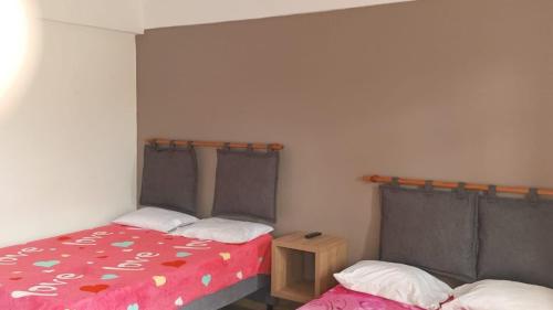 a bedroom with two beds at Finca El Turpial in Ulloa