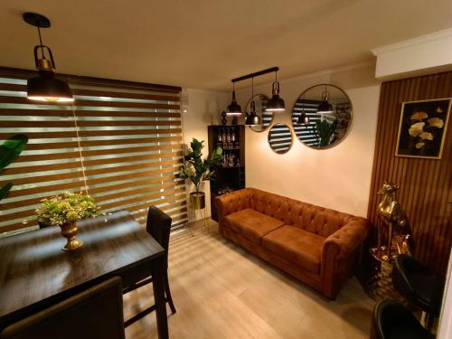ein Wohnzimmer mit Sofa und Tisch in der Unterkunft Casa Boutique, Lujo, Seguridad y Privacidad Total in Coquimbo