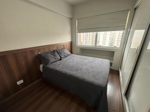 une petite chambre avec un lit et une fenêtre dans l'établissement Hotel Mercu Beneficência Portuguesa Bela Vista 1408, à São Paulo