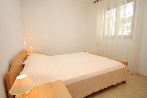 Ένα ή περισσότερα κρεβάτια σε δωμάτιο στο Apartment Vis 2435a