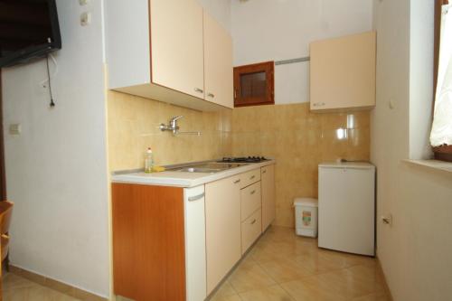 Η κουζίνα ή μικρή κουζίνα στο Apartment Vis 2435b