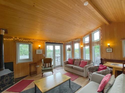 een woonkamer met een bank en een tafel bij The Goyle-E4528 in Uplowman