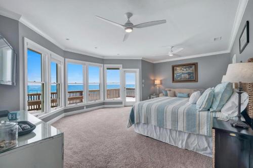 una camera con letto e vista sull'oceano di One Particular Harbor a Gulf Shores