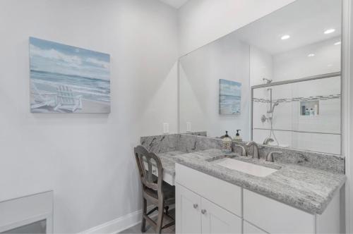 un bagno bianco con lavandino e specchio di One Particular Harbor a Gulf Shores