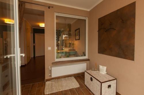 a room with a window and a box on the floor at Gartentraum Ferienwohnung in Pünderich