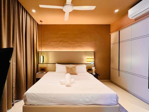 Un dormitorio con una cama grande con ventilador de techo. en Antara Genting by J&H 2BR Entertainment Suite, en Genting Highlands