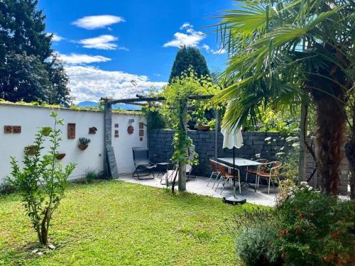 a patio with a table and chairs in a yard at 1,5 Zimmer Ferienwohnung in Luzern
