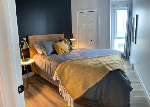 Ένα ή περισσότερα κρεβάτια σε δωμάτιο στο Le Caiman - Vieux-Quebec 2 Chambres à coucher & 2 salles de bains complètes